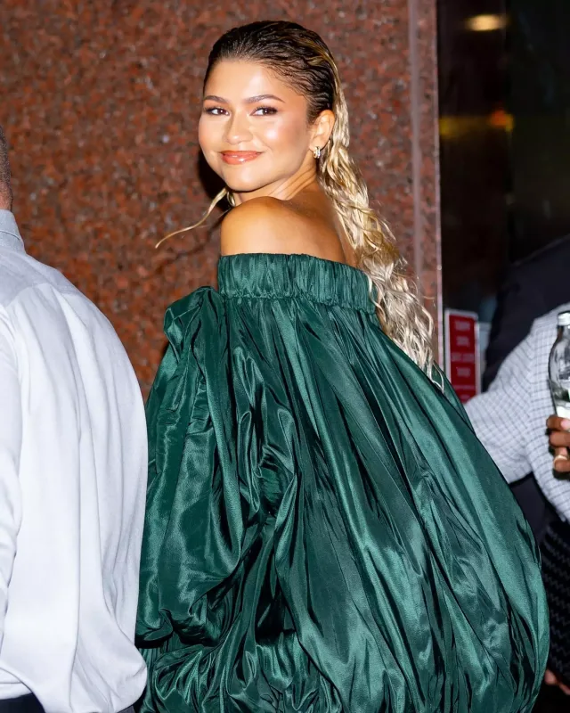 Zendaya yaşıl libası ilə gündəmdə