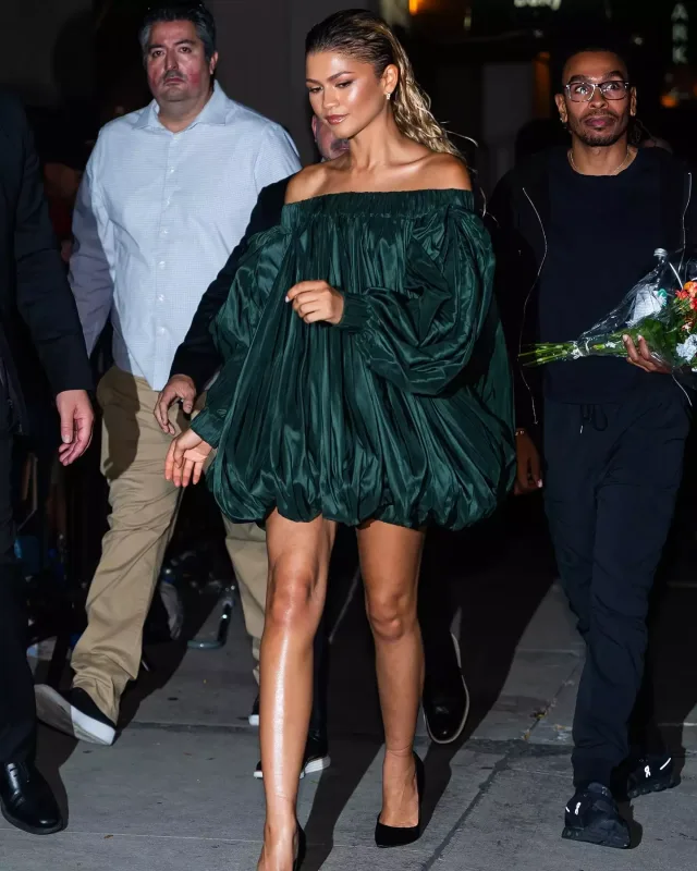 Zendaya yaşıl libası ilə gündəmdə