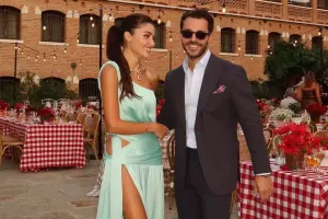 Hande sevgilisi ilə toyda