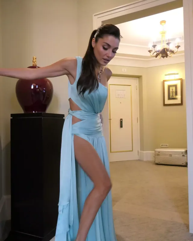 Hande sevgilisi ilə toyda