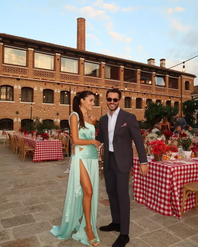 Hande sevgilisi ilə toyda