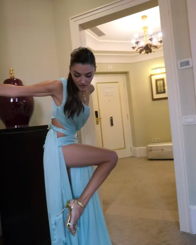 Hande sevgilisi ilə toyda