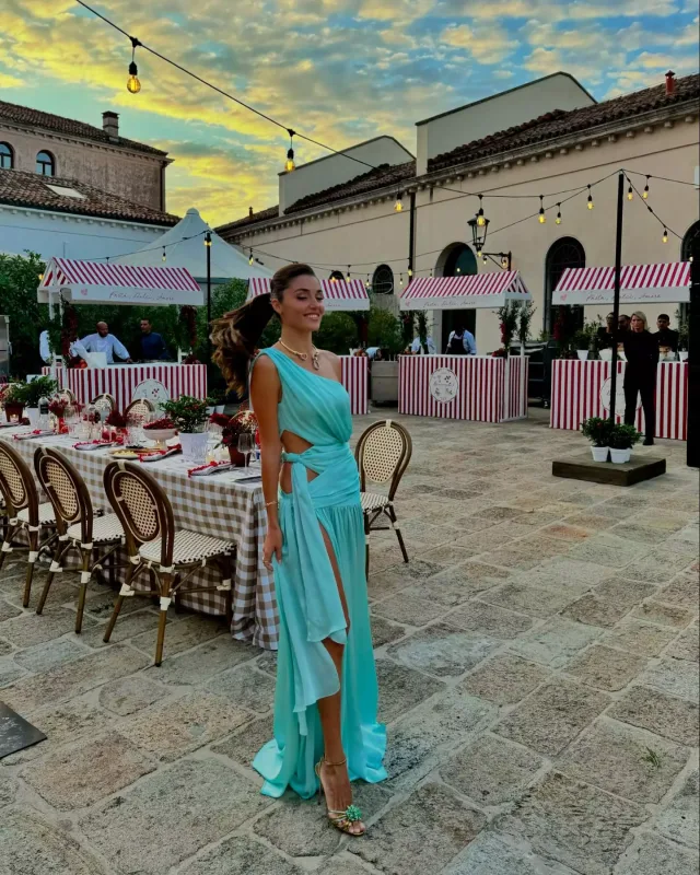 Hande sevgilisi ilə toyda