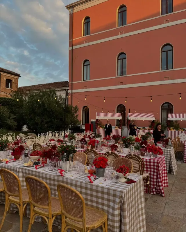 Hande sevgilisi ilə toyda