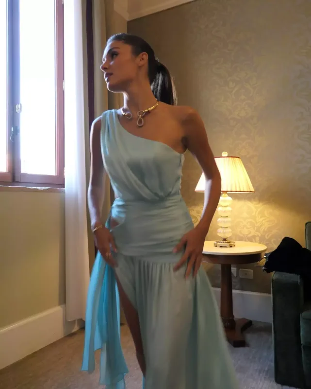 Hande sevgilisi ilə toyda