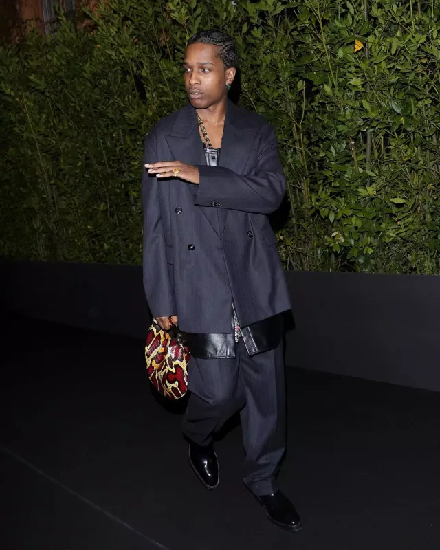 Dəfiləyə ulduz axını...