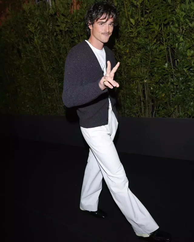 Dəfiləyə ulduz axını...