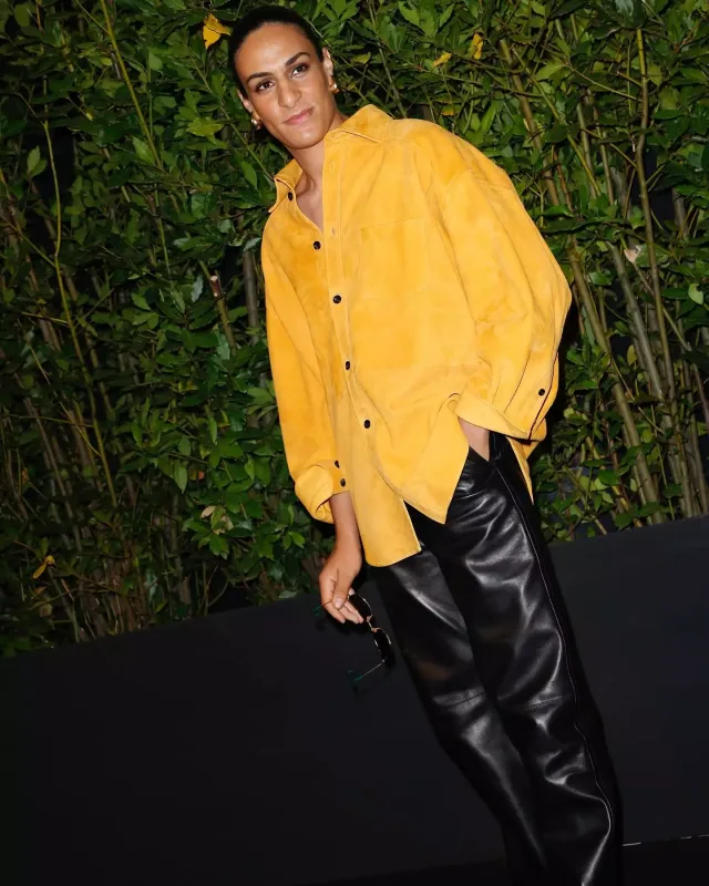 Dəfiləyə ulduz axını...