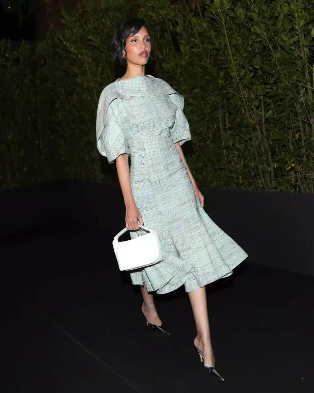 Dəfiləyə ulduz axını...