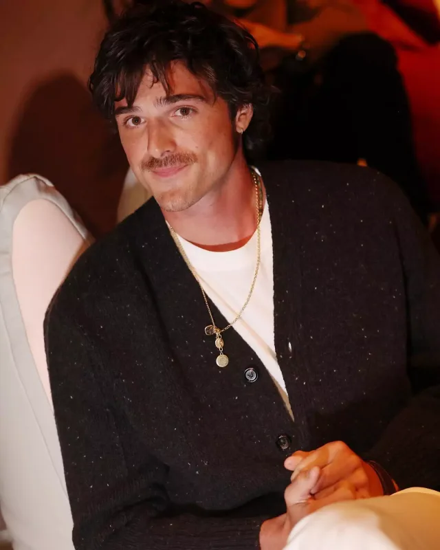 Dəfiləyə ulduz axını...