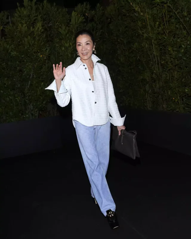 Dəfiləyə ulduz axını...