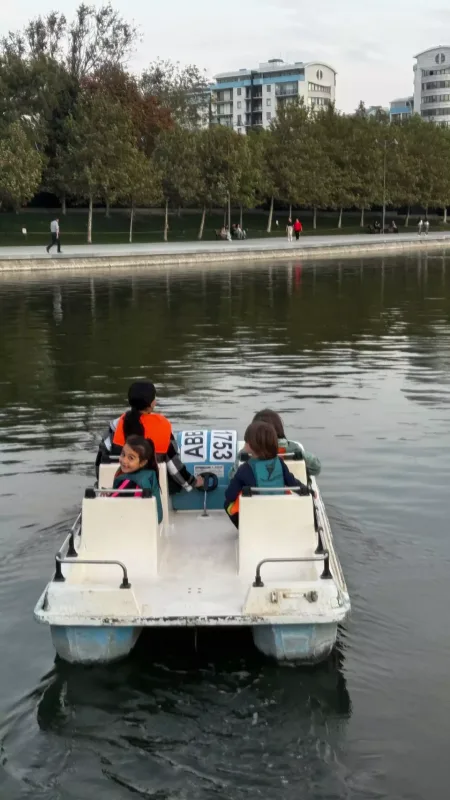 Safura oğulları ilə futbol oynadı