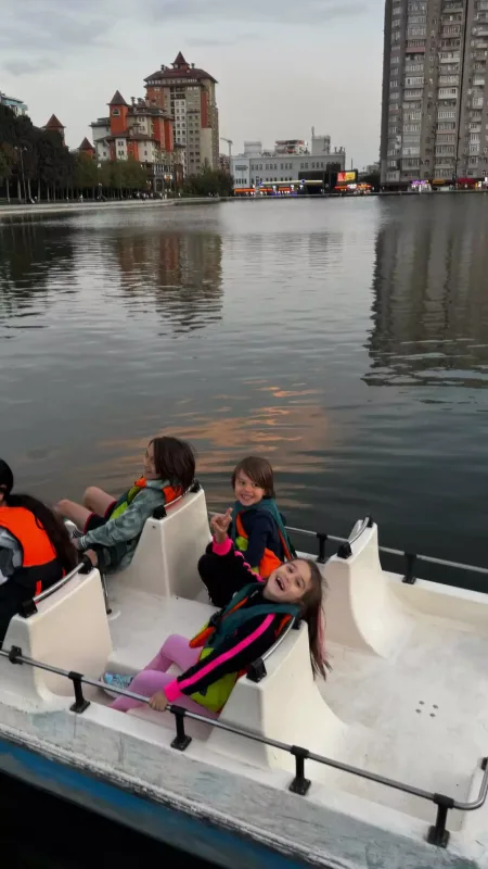 Safura oğulları ilə futbol oynadı