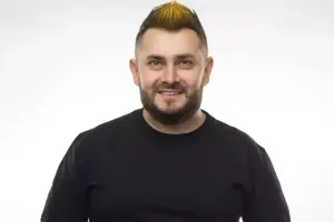 “Mavi, şüşə kimi zombi gözlər trenddir”