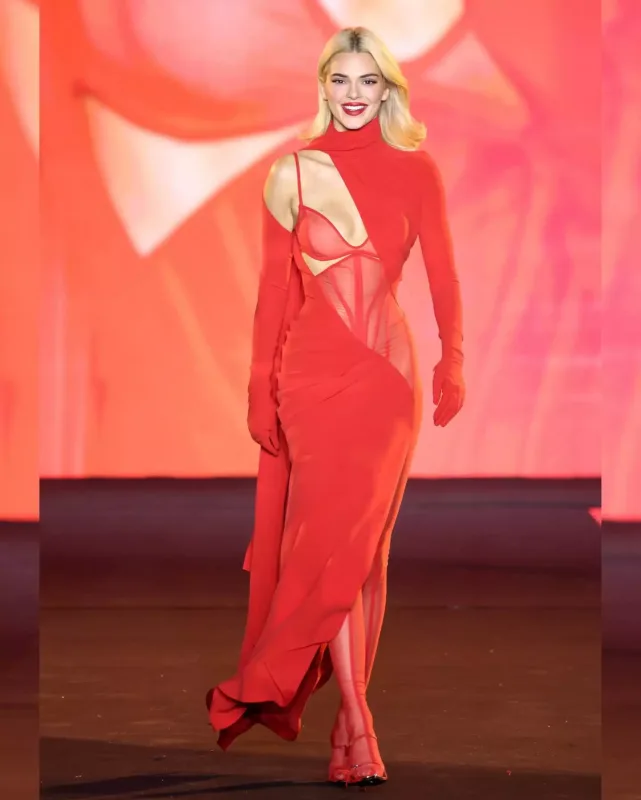 Paris Moda Həftəsində dəfilə...