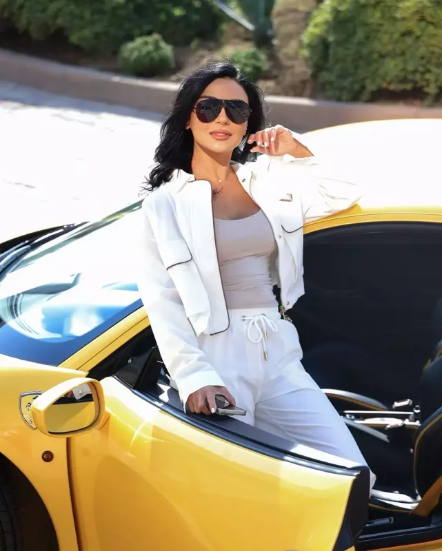 Vüsalədən “Ferrari”də fotolar