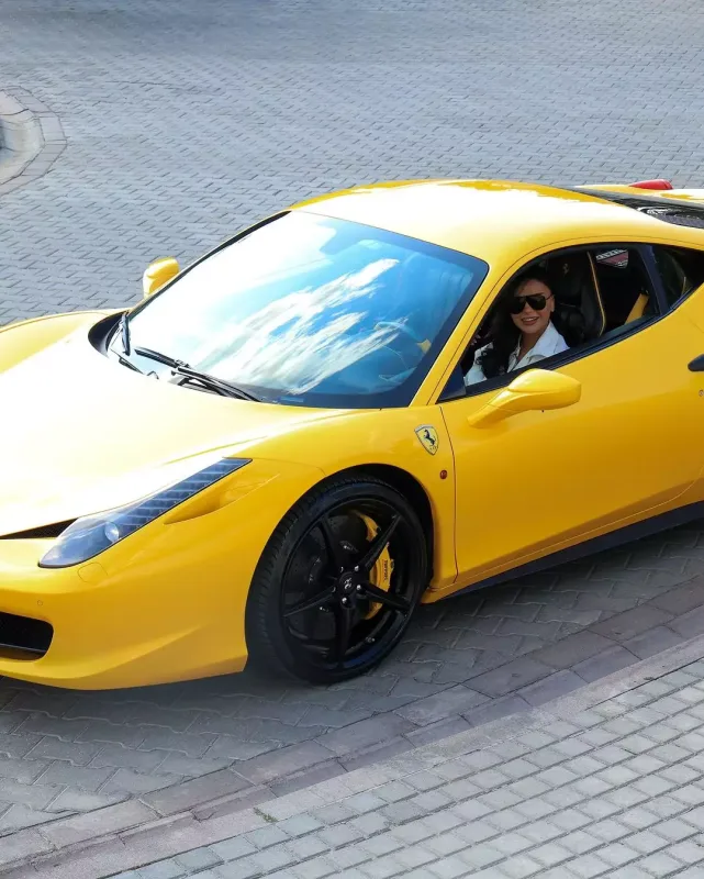 Vüsalədən “Ferrari”də fotolar