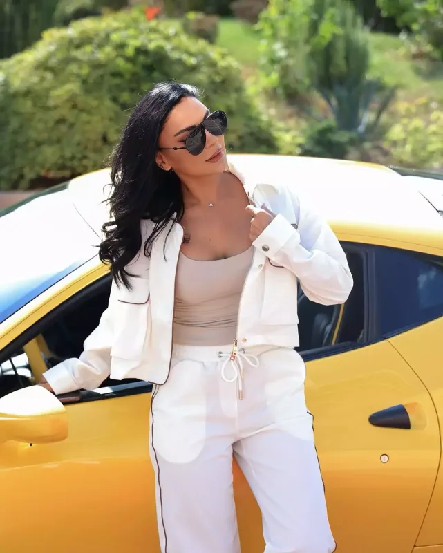 Vüsalədən “Ferrari”də fotolar