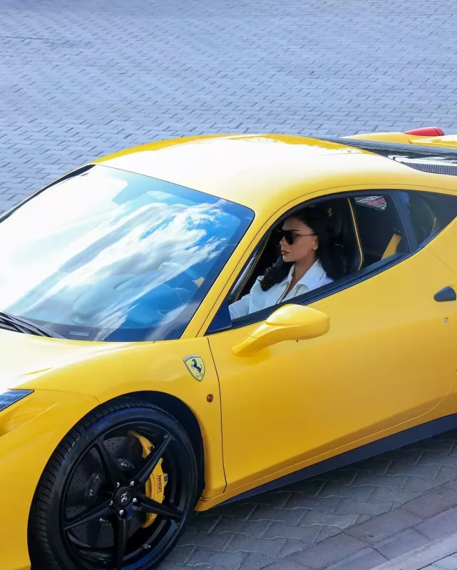 Vüsalədən “Ferrari”də fotolar