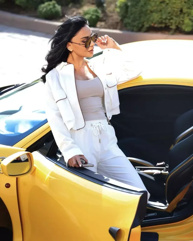 Vüsalədən “Ferrari”də fotolar