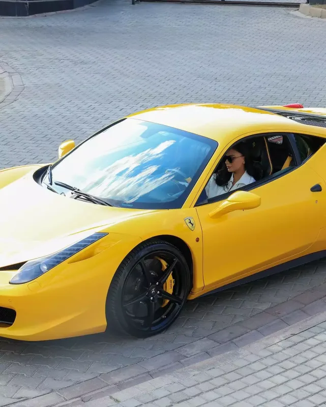 Vüsalədən “Ferrari”də fotolar