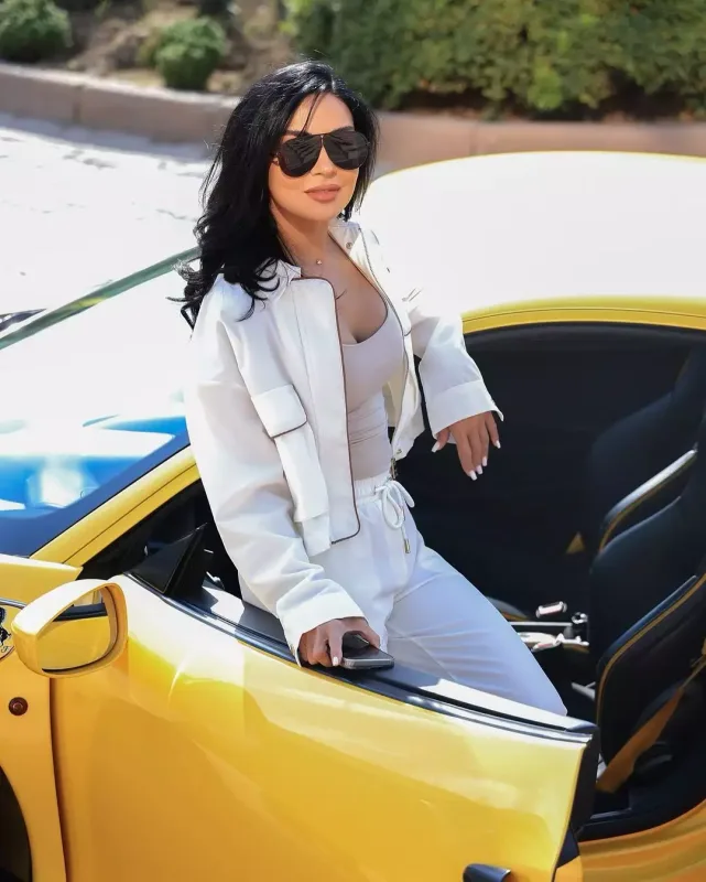 Vüsalədən “Ferrari”də fotolar