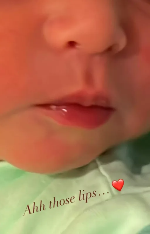 İTV-nin aparıcısı körpəsini üzə çıxardı