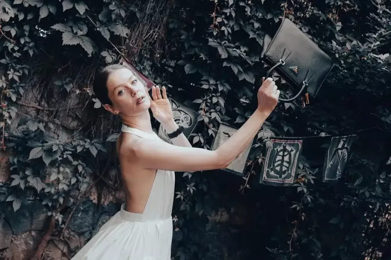 “Xəz paltolu Madonna” üçün Burcu düşünülür!