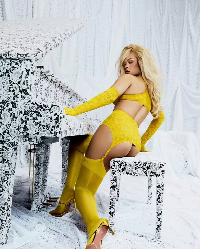 Rihannadan sarı fotolar...