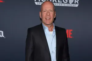 Brüs Uillis yeriyə bilmir!