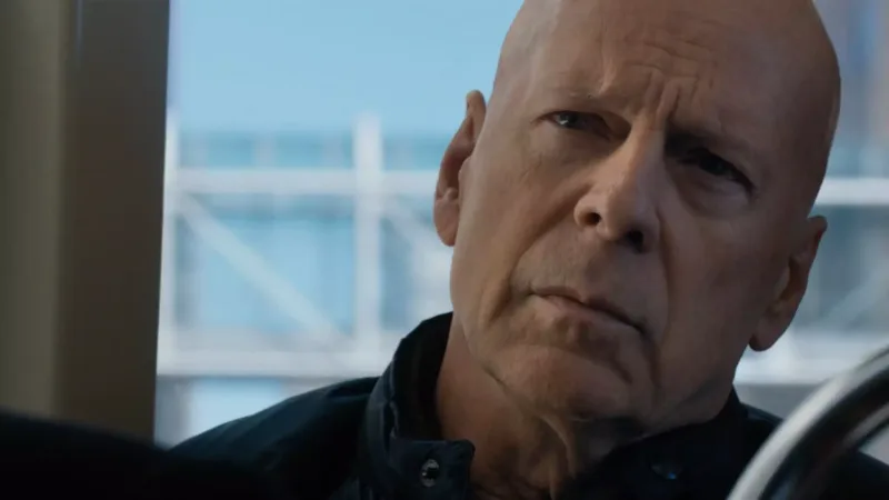 Brüs Uillis yeriyə bilmir!