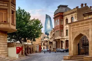 İçərişəhərdə avtomobil sıxlığı...