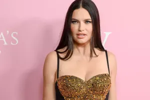 6 il fasilədən sonra podiuma qayıtdı