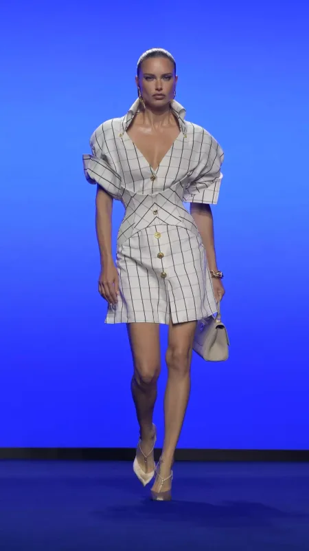 6 il fasilədən sonra podiuma qayıtdı