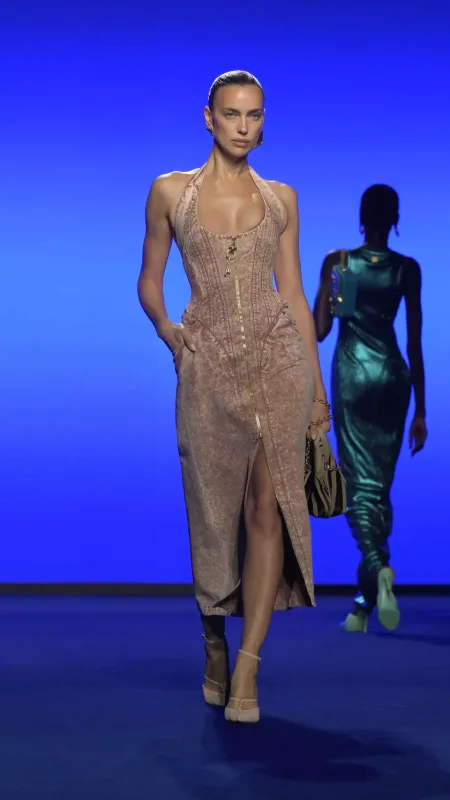 6 il fasilədən sonra podiuma qayıtdı