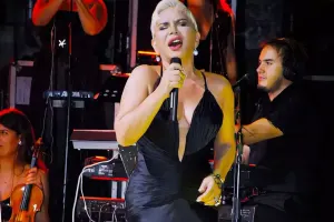 Sezen Aksudan səhnəyə geri dönmə mesajı!