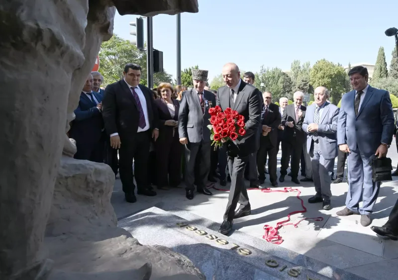 Prezident oğlu ilə açılışda