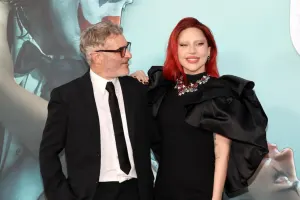 Ledi qırmızı saçları ilə qalada