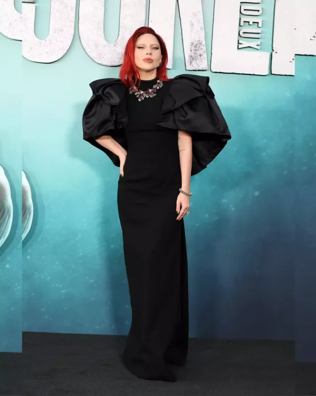 Ledi qırmızı saçları ilə qalada