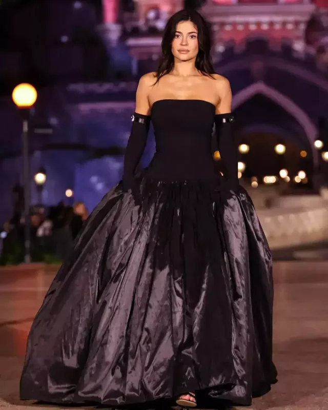 Kayli Cenner dəfiləyə çıxdı