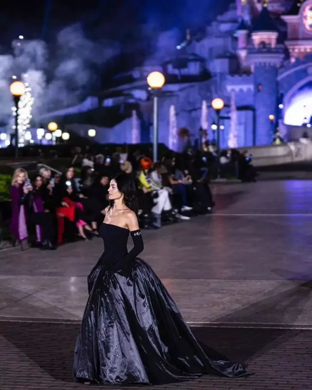 Kayli Cenner dəfiləyə çıxdı