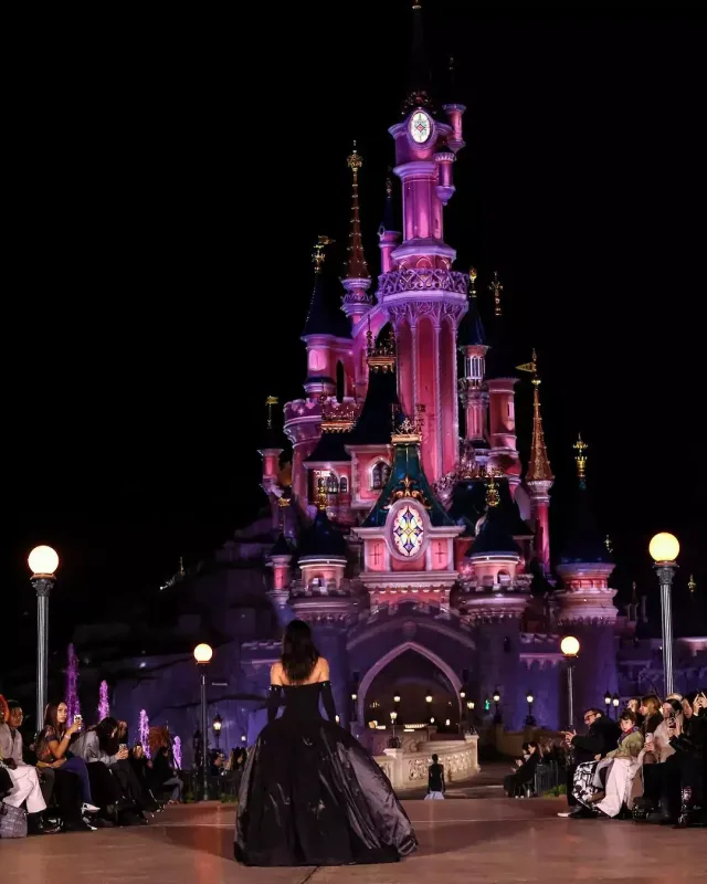 Kayli Cenner dəfiləyə çıxdı