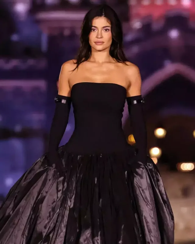 Kayli Cenner dəfiləyə çıxdı