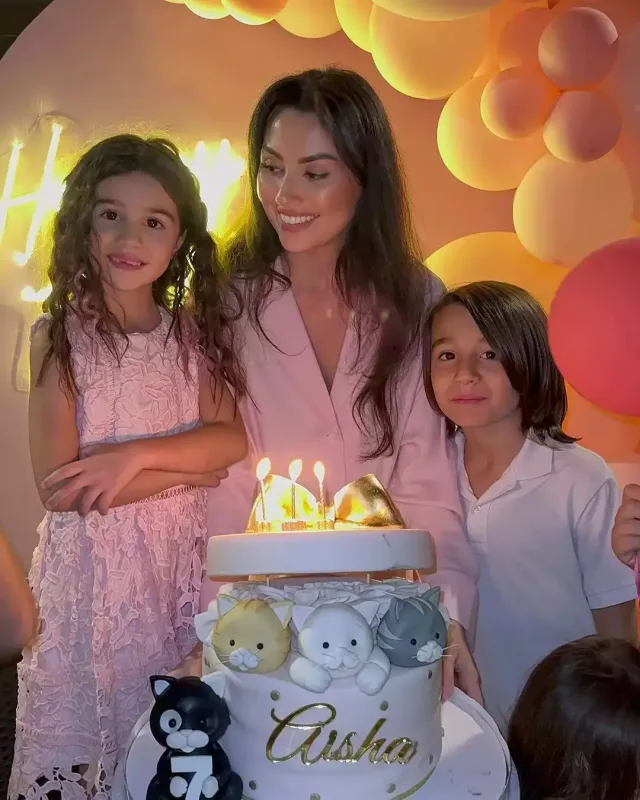 Safura qızına ad günü etdi