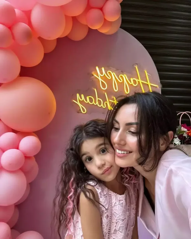 Safura qızına ad günü etdi