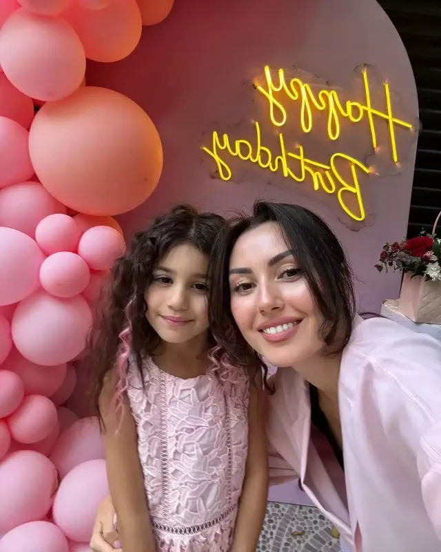 Safura qızına ad günü etdi