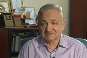 Vaqif Mustafayev qolunu sındırıb