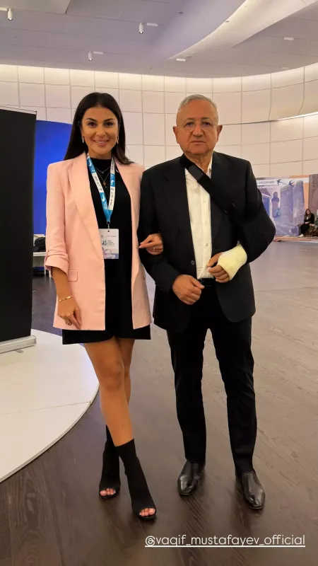 Vaqif Mustafayev qolunu sındırıb