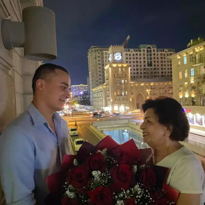 Kübra Əliyeva nəvəsini əsgərliyə yola saldı