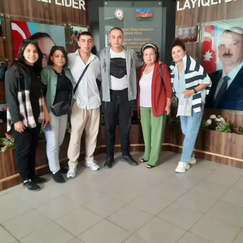 Kübra Əliyeva nəvəsini əsgərliyə yola saldı